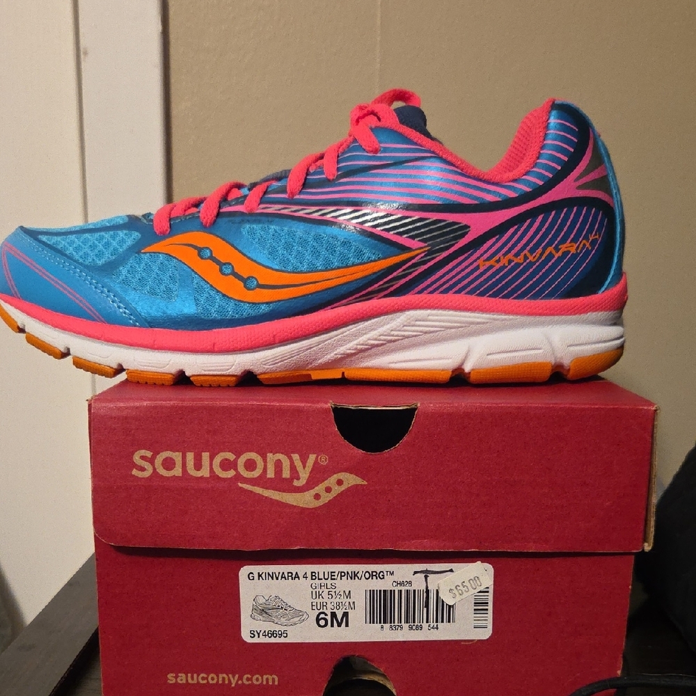 Saucony Kinvara Girls Sneakers in Blue and Pink